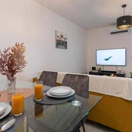 Kamarin アパート トロギール